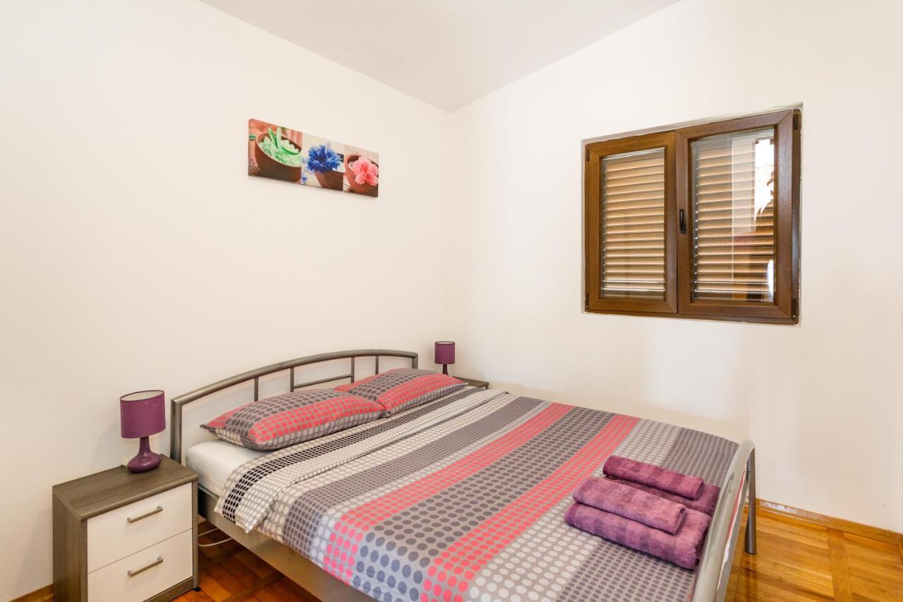 Apartment Iris & Elena Pinezići Екстериор снимка