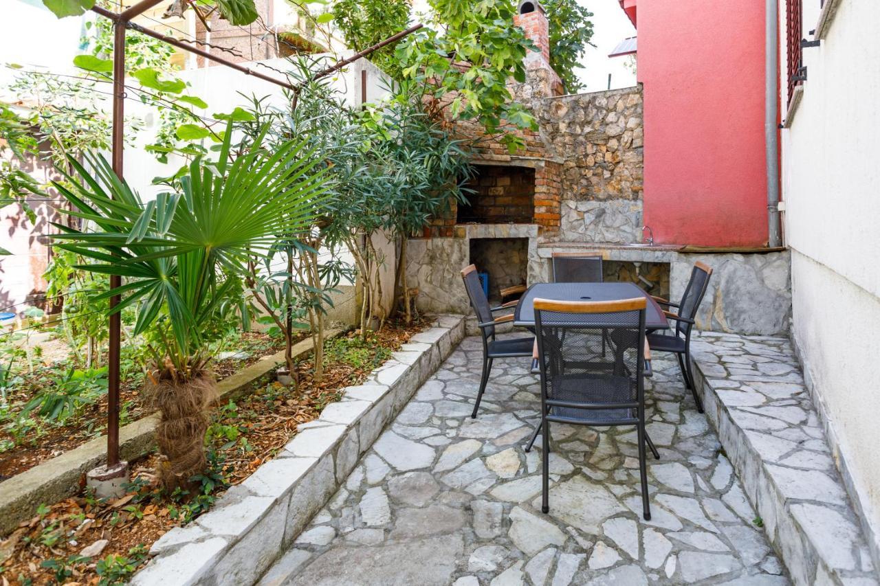 Apartment Iris & Elena Pinezići Екстериор снимка