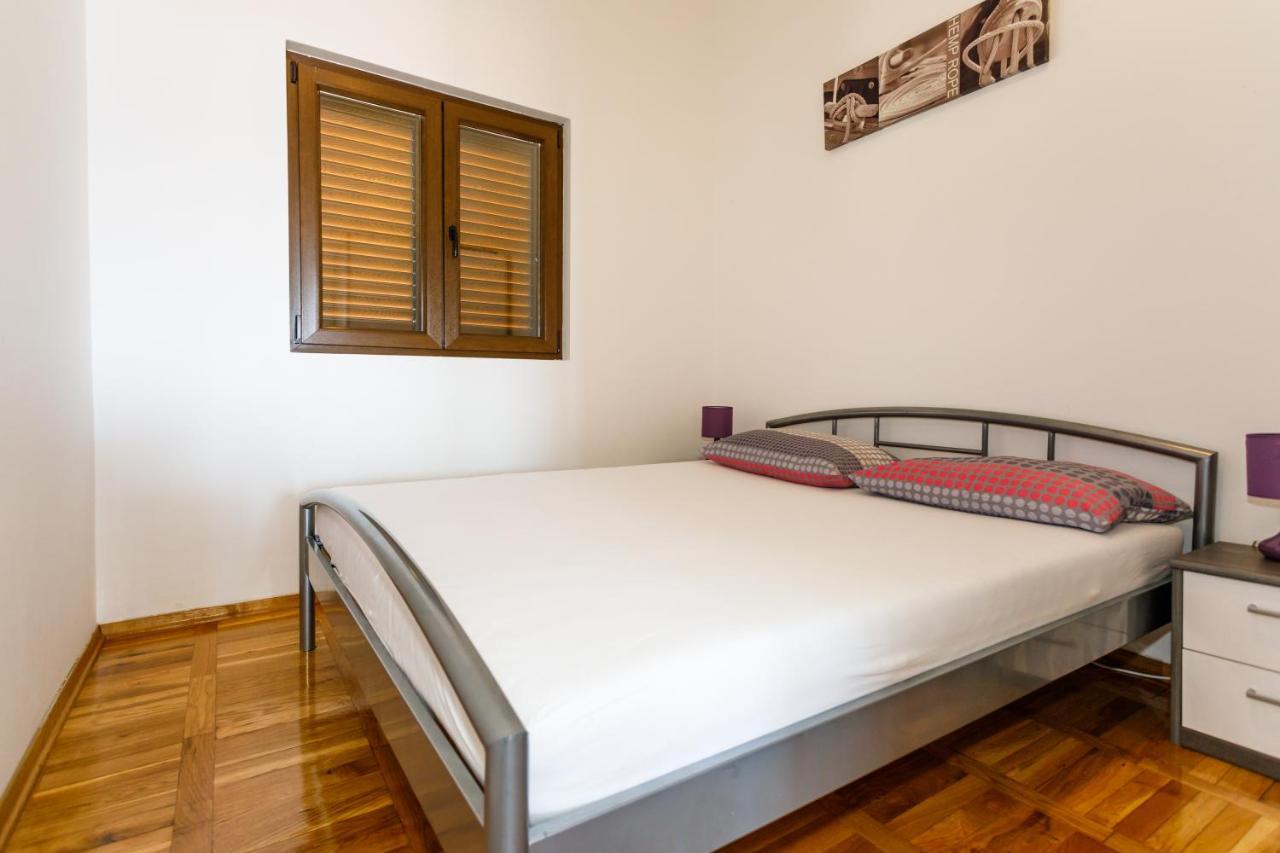 Apartment Iris & Elena Pinezići Екстериор снимка