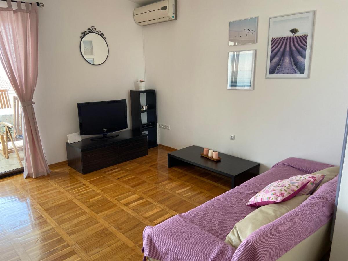 Apartment Iris & Elena Pinezići Екстериор снимка