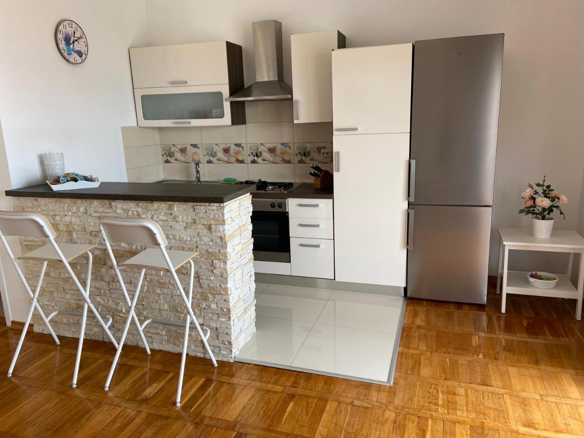 Apartment Iris & Elena Pinezići Екстериор снимка